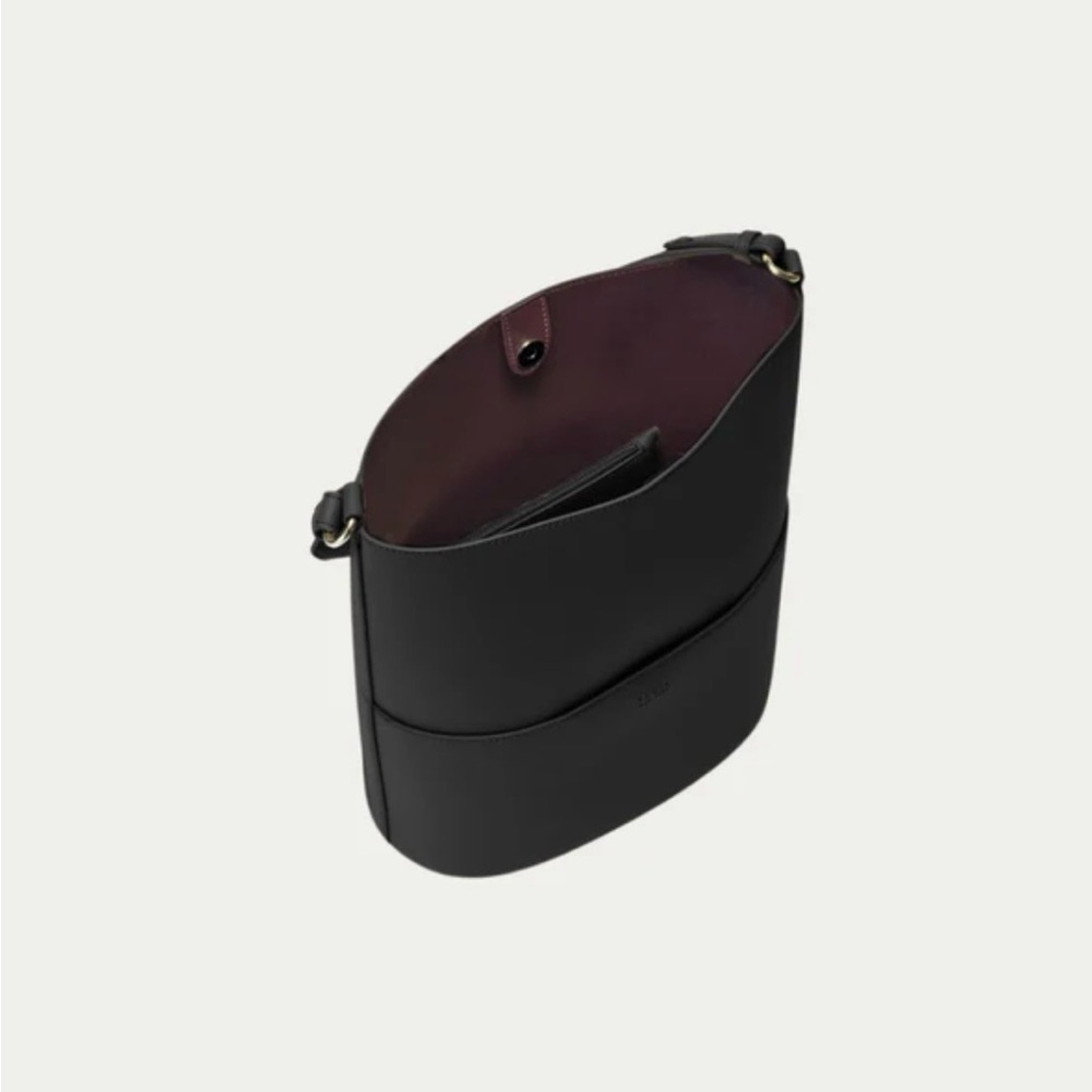 Elegant Black Leather Crossbody Bag - Picture 2 of 4